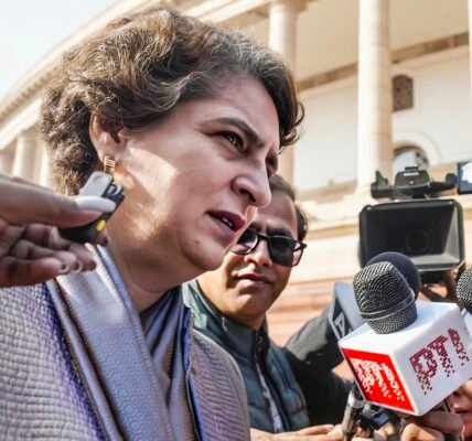 MGNREGA की जगह G RAM G BILL पर संसद में हंगामा: प्रियंका गांधी ने विरोध का नेतृत्व किया, कहा– “महात्मा गांधी मेरे परिवार जैसे हैं”