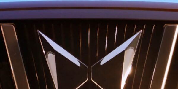 महिंद्रा XUV 7XO की प्री-बुकिंग आज से 21000 रुपये में शुरू हो गई है।