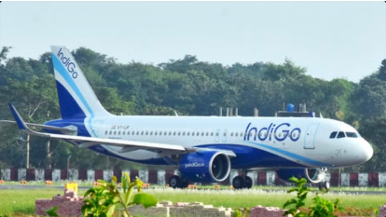 IndiGo Crisis: लगातार बढ़ रही यात्रियों की परेशानियाँ, 5 दिनों में 2,000 से ज़्यादा उड़ानें रद्द