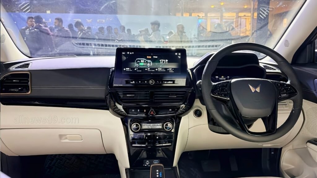 Mahindra XUV 3XO EV भारत में 13.89 लाख रुपये की शुरुआती कीमत पर लॉन्च हुई।